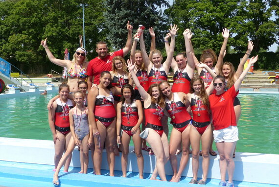 Dievčatá PIRANA Sport Clubu Topoľčany vybojovali na svojom prvom turnaji tretie miesto